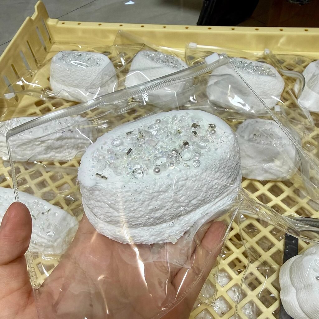 529093 Pearl Mermaid Silver White Double-Layer Senbei - Cosmetic Imperfection (Ultra-Soft Watery Clay Texture Series) / 珍珠美人鱼 银白色双层仙贝·外观瑕疵（变态软偏水泥感触感系列）