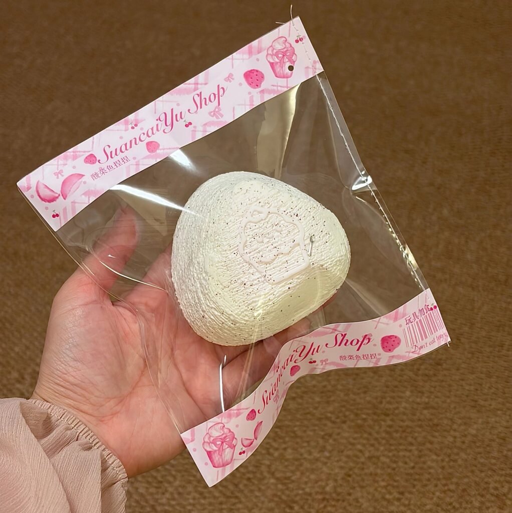 542016 Suancai Fish Squishy Berry Triangle Cake (Oven-Cured Light Cream Clay Texture Series) / 酸菜鱼捏捏 莓莓三角蛋糕（轻奶油泥烤箱版触感系列）