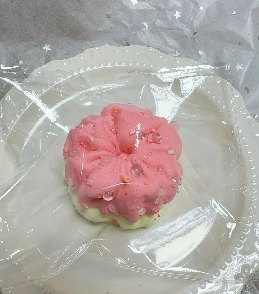 337017 Soft Cloud Studio Strawberry Scrunchie / 软云朵 Studio 草莓发圈