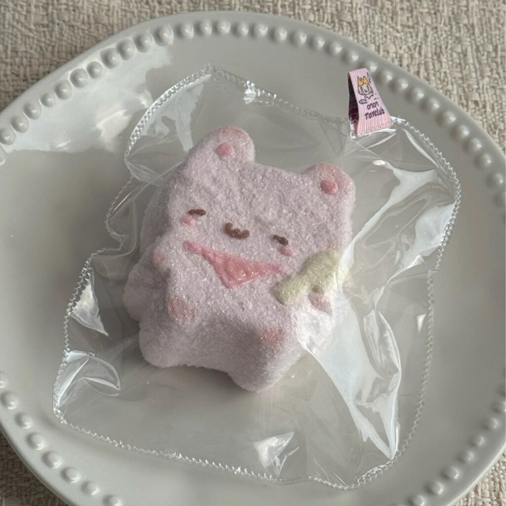 534008 0707 Toyclub Pink Bib Bear (Kinetic Sand Texture Series) / 0707toyclub泥巴版 口水兜粉熊（太空沙触感系列）