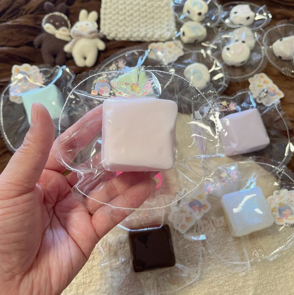 518019 Tianluo Girl Strawberry Sugar Cube (Cheese Clay Texture Series) / 甜萝姑娘捏捏 草莓方糖(奶酪泥触感系列)