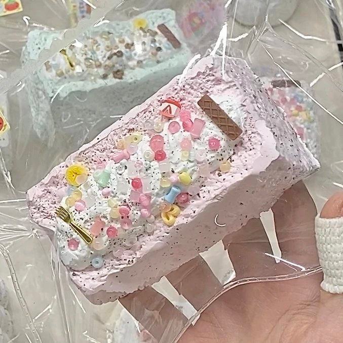 525001 Tomato Pipi Strawberry Cream Long Toast (Oven-Baked Sticky Clay Texture Series) / 番茄皮皮 草莓奶油长吐司(烤箱版黏糊泥触感系列)