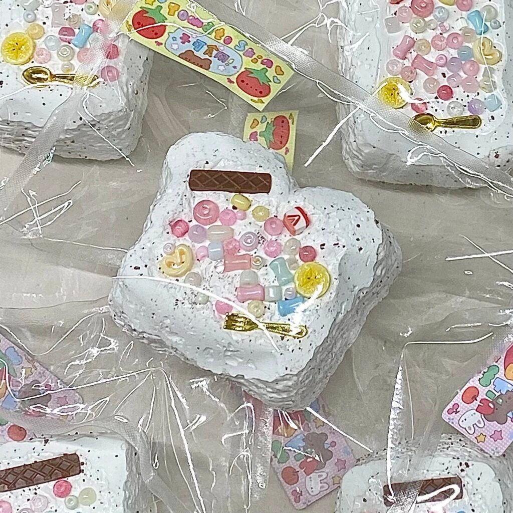 525076 Tomato Pipi Mini QQ Toast (Oven-Baked Sticky Clay Texture Series) / 番茄皮皮 白胚彩钻微缩QQ(烤箱版黏糊泥触感系列)