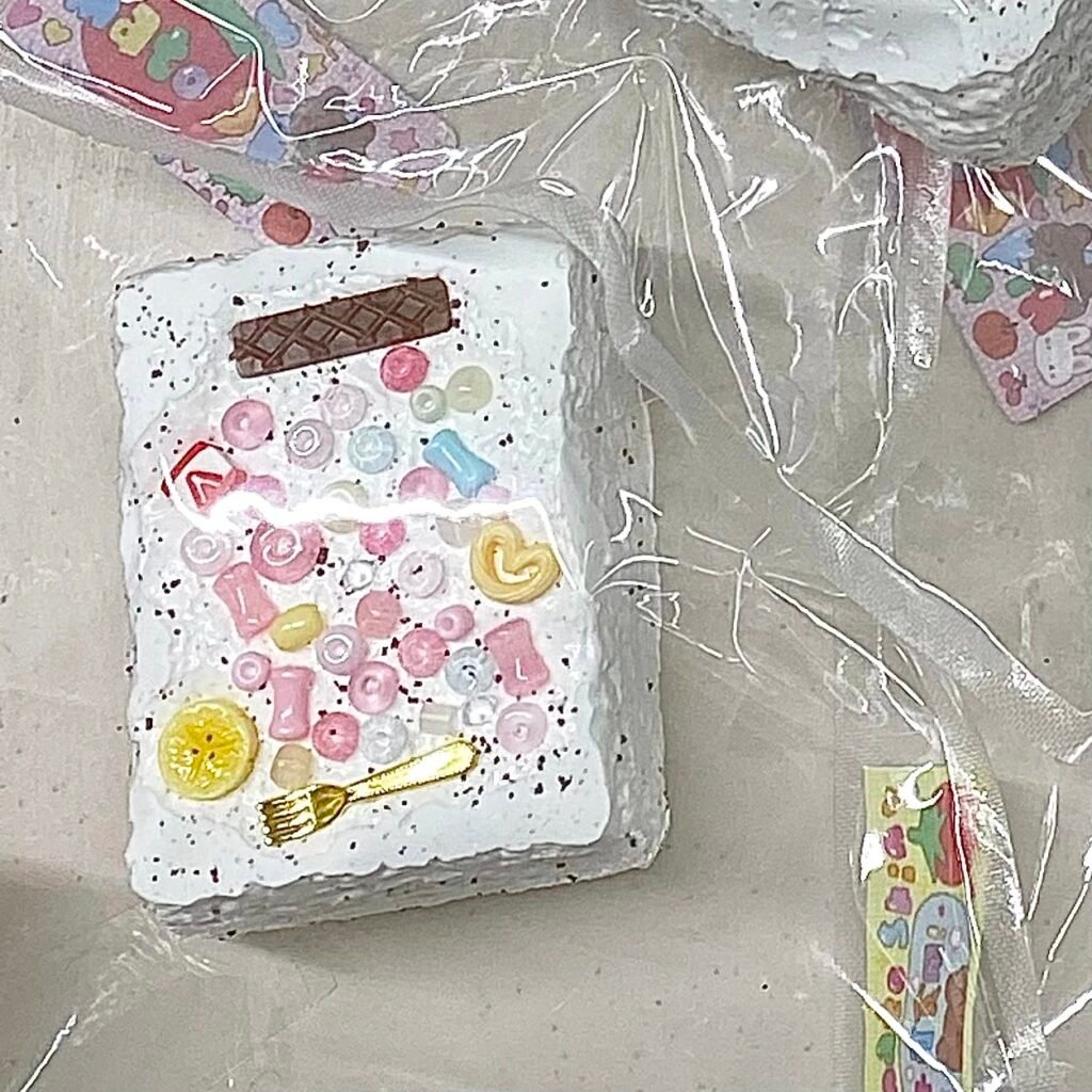 525083 Tomato Pipi Mini Short Toast (Oven-Baked Sticky Clay Texture Series) / 番茄皮皮 白胚彩钻微缩短吐司（烤箱版黏糊泥触感系列）