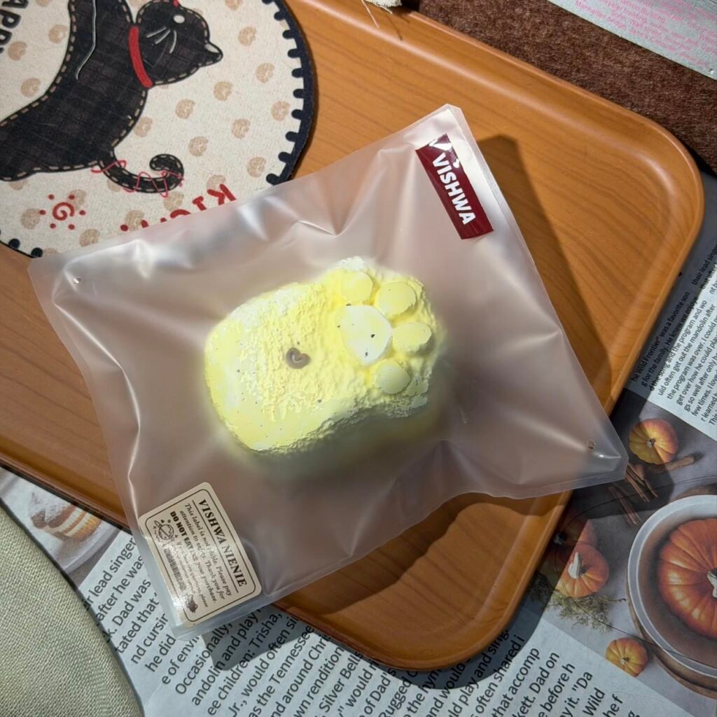 519002 VISHWA Cheese Milk Cake Cat Paw Stick (Mochi Clay Texture Series) / VISHWA无限宇宙捏捏 芝士奶糕猫爪棒（糍粑泥触感系列）