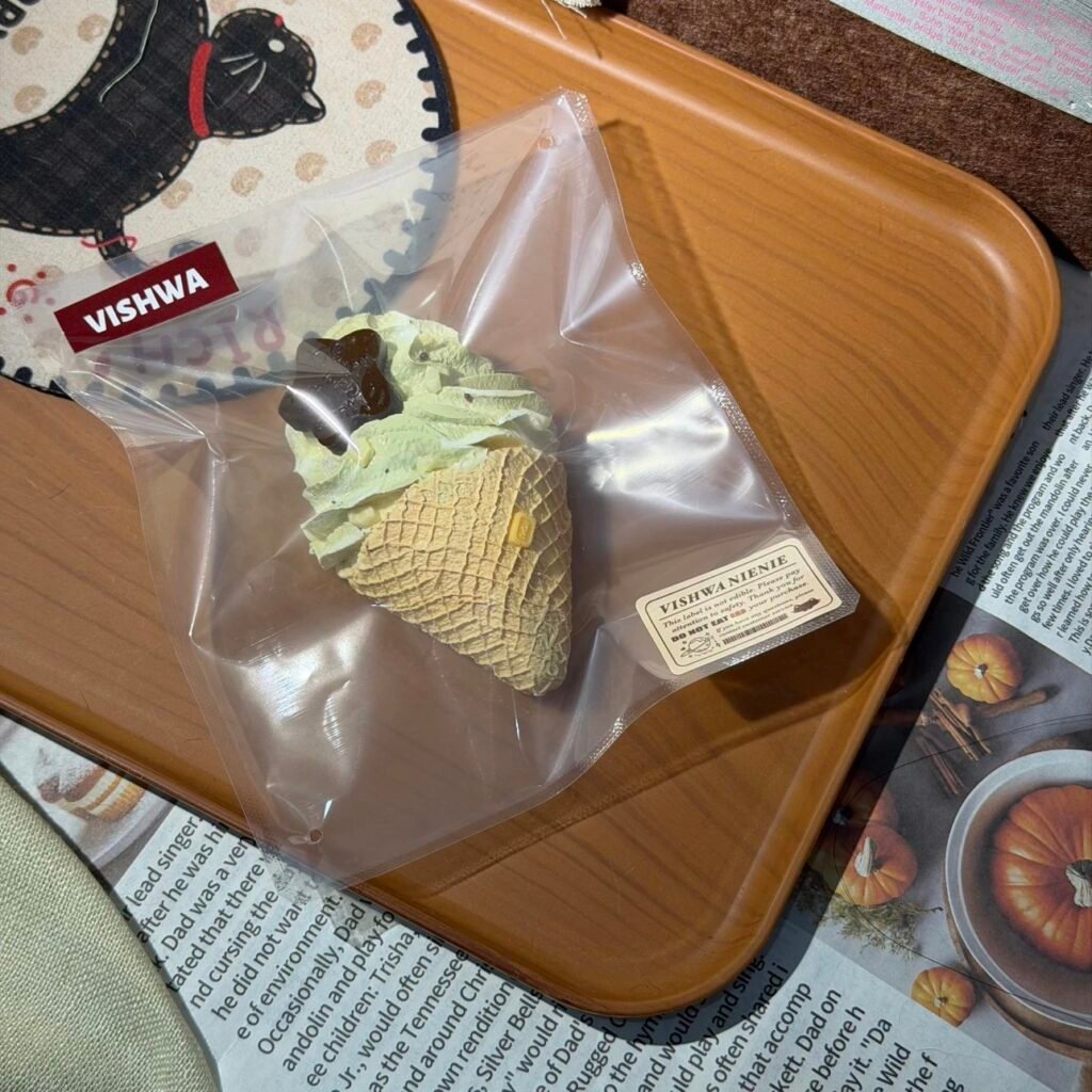 519003 VISHWA Matcha Chocolate Ice Cream Cone (Mochi Clay Texture Series) / VISHWA无限宇宙捏捏 抹茶巧克力甜筒（糍粑泥触感系列）