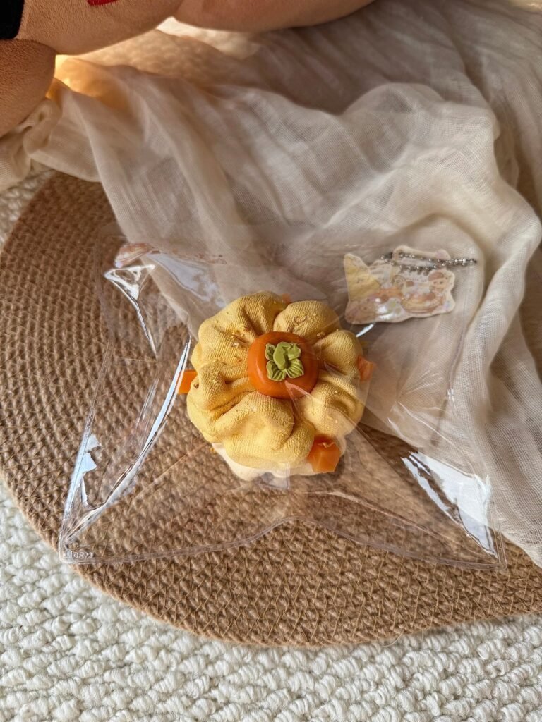86025 Vanilla Bapu Persimmon Scrunchie (Rich Chewy Clay Texture Series) / 香草吧噗 柿子发圈（醇糯泥触感系列）