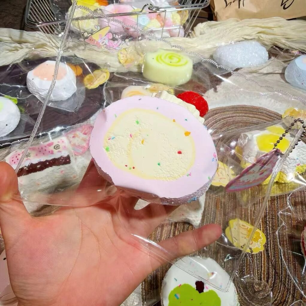 40039 Vocal Strawberry Roll Cake (Baked Milk Clay Texture Series) / Vocal 草莓卷蛋糕（烤奶泥触感系列）