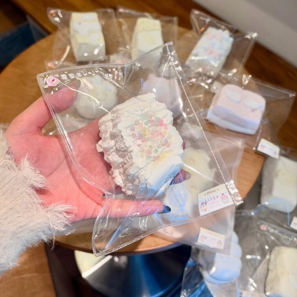 338010 Waiwaiyu Rice Bead Row Pastry / 歪歪余 米珠排排酥