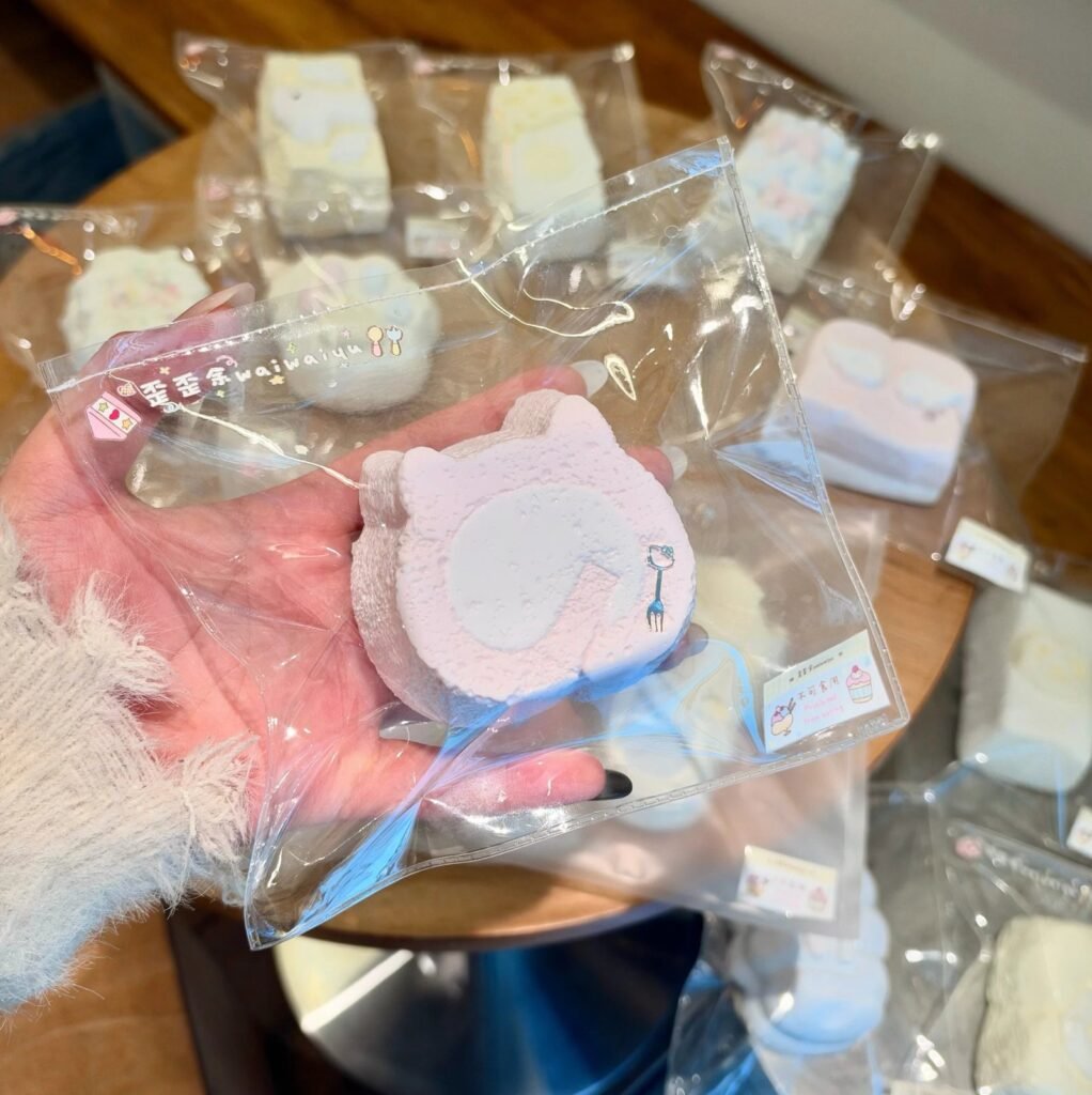 338011 Waiwaiyu Cat Cake Roll / 歪歪余 猫猫蛋糕卷
