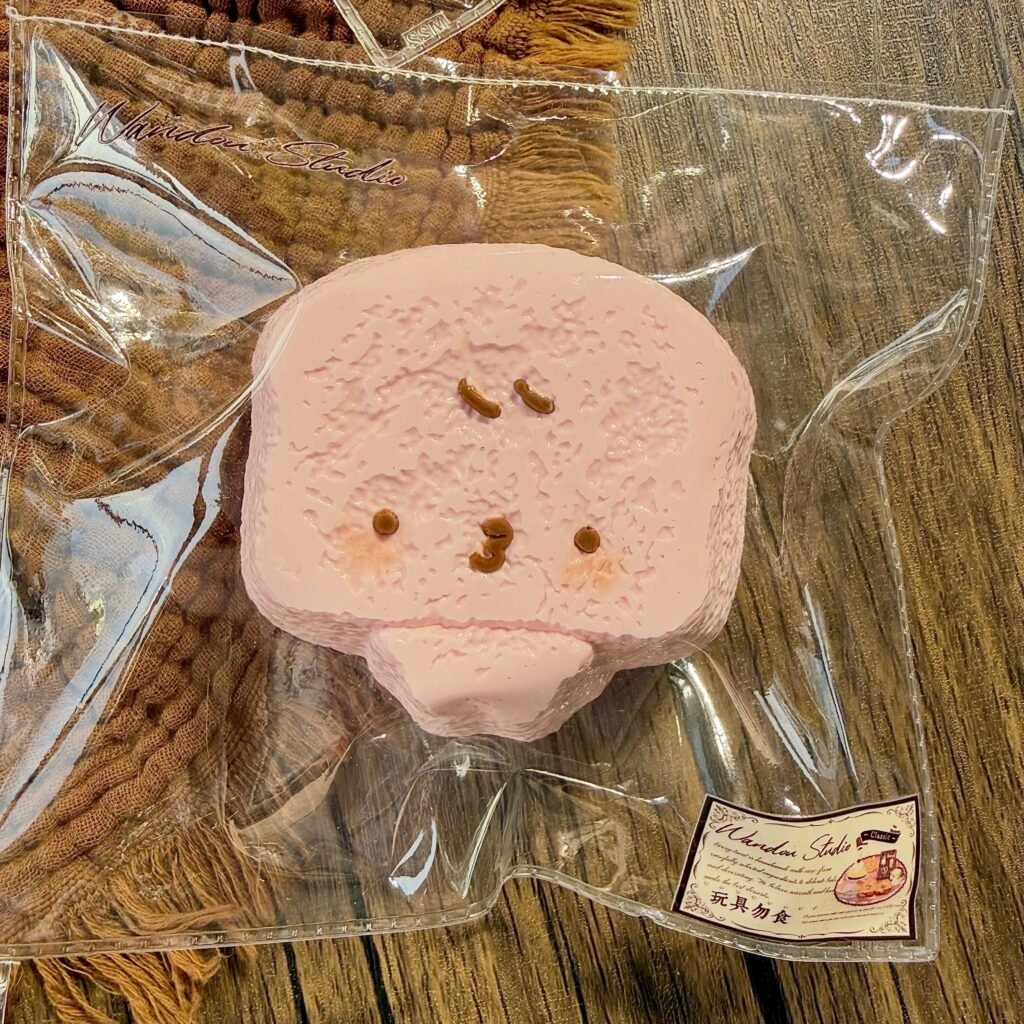 201032 Wandou Berry Bread Bun (Light Cream Texture Series) / wandou捏捏 莓莓面包仔（轻奶油触感系列）