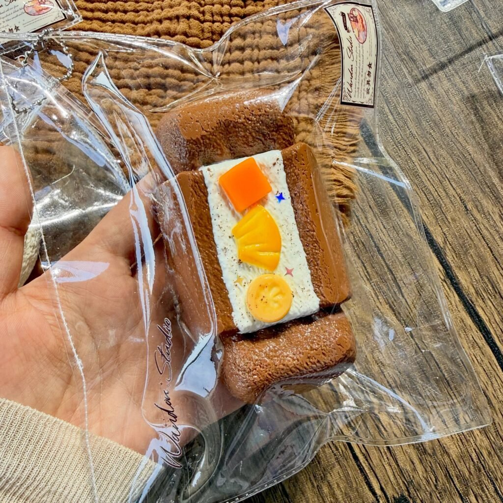 201046 Wandou Chocolate Candy Toast (Fluffy Cream Texture Series) / wandou捏捏 巧克力糖果吐司(绵奶油触感系列)