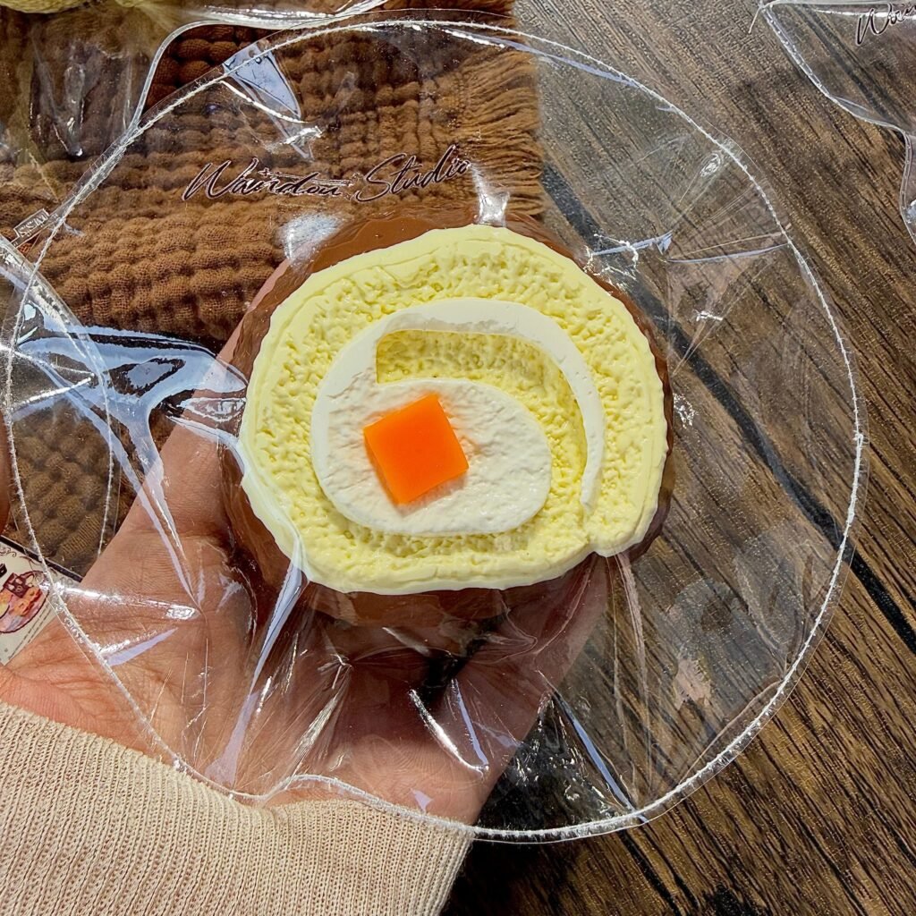 201057 Wandou Dark Chocolate Swiss Roll (Fluffy Cream Texture Series) / wandou捏捏 黑巧瑞士卷(绵奶油触感系列)