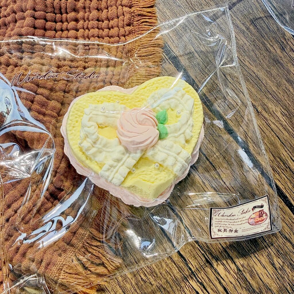 201059 Wandou Original Ribbon Heart Cake (Fluffy Cream Texture Series) / wandou捏捏 原味缎带爱心蛋糕(绵奶油触感系列)