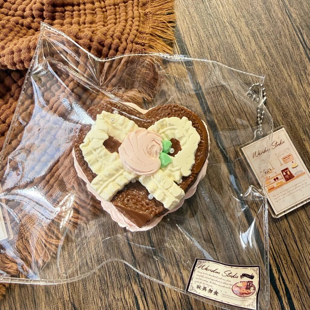 201060 Wandou Chocolate Ribbon Heart Cake (Fluffy Sticky Clay Texture Series) / wandou捏捏 巧克力缎带爱心蛋糕（蓬松黏糊泥触感系列）