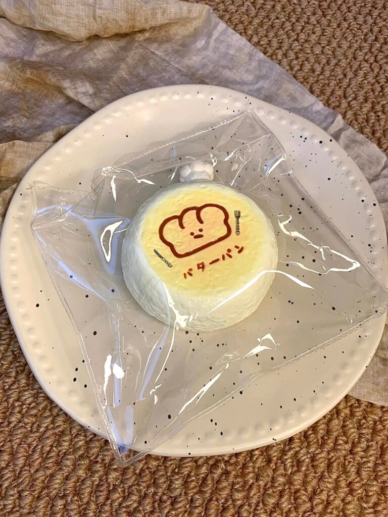 115000 Wobulijie Squishy Chef Hat Mini Pancake (Cream Frosting Clay Texture Series) / 我不梨解捏捏 厨师帽小圆饼(奶霜泥触感系列)