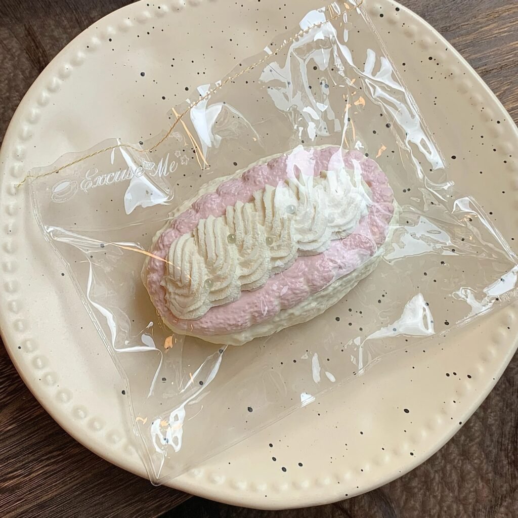115015 Wobulijie Squishy Lychee Cream Biscuit (Soft Cotton Clay Texture Series) / 我不梨解捏捏 粉荔奶油饼干(绵软泥触感系列)