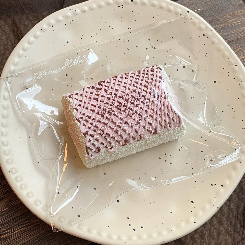 115016 Wobulijie Squishy Heart Chocolate Strawberry Roll (Soft Cotton Clay Texture Series) / 我不梨解捏捏 爱心巧莓卷(绵软泥触感系列)