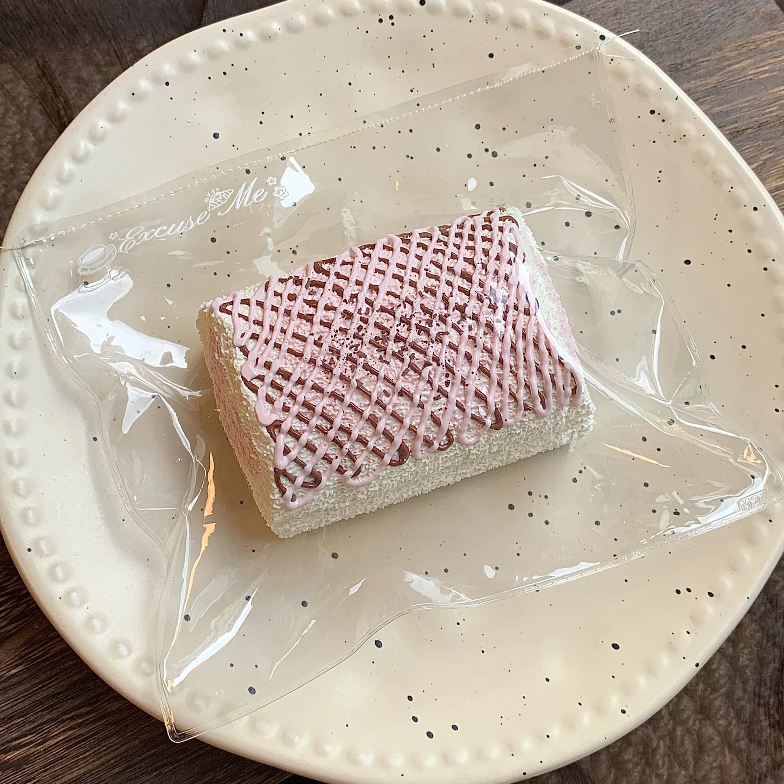 115016 Wobulijie Squishy Heart Chocolate Strawberry Roll (Soft Cotton Clay Texture Series) / 我不梨解捏捏 爱心巧莓卷(绵软泥触感系列)