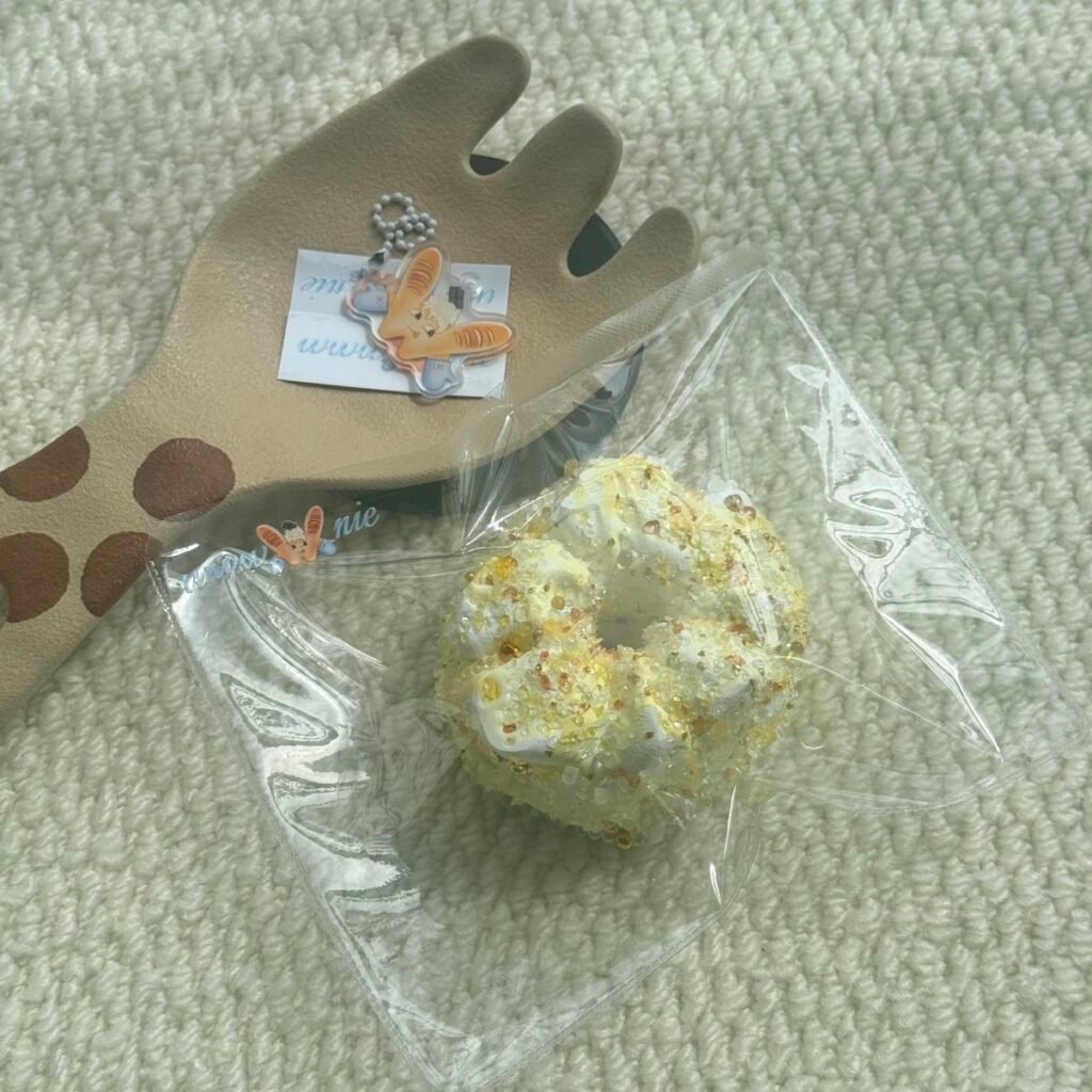 383008 W Nienie Sparkling Scrunchie (Thick Yogurt Texture Series) / 达不溜捏 闪闪发圈(厚酸奶触感系列)