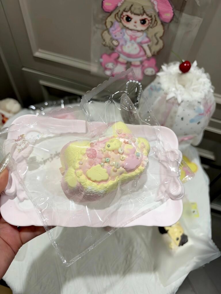 36051 Womei Zhao Le Nie Cat Eye Mask (Soft Glutinous Rice Clay Texture Series) / 我莓招了捏 小猫眼罩（软糯米触感系列）