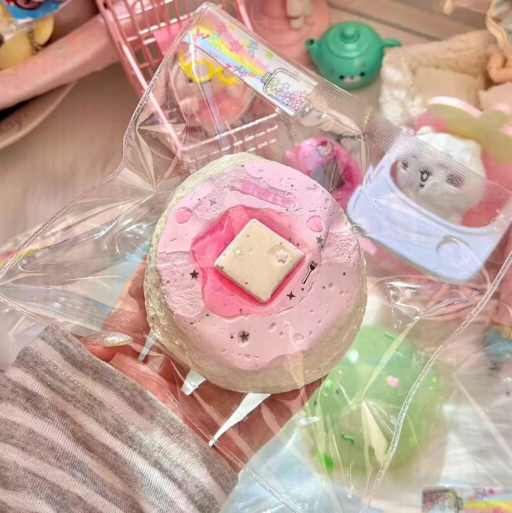 248046 W Qiqi Guaiguai Strawberry Large Pancake (Lazy Cream Texture Series) / w奇奇怪怪 草莓大松饼（懒奶油触感系列）