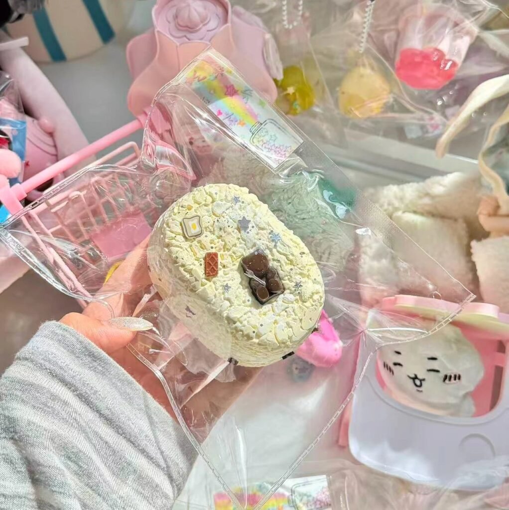 248060 W Qiqi Guaiguai Chocolate Bear Coconut Senbei (Rich Cream Texture Series) / w奇奇怪怪 巧克力小熊椰蓉仙贝（醇厚奶油触感系列）