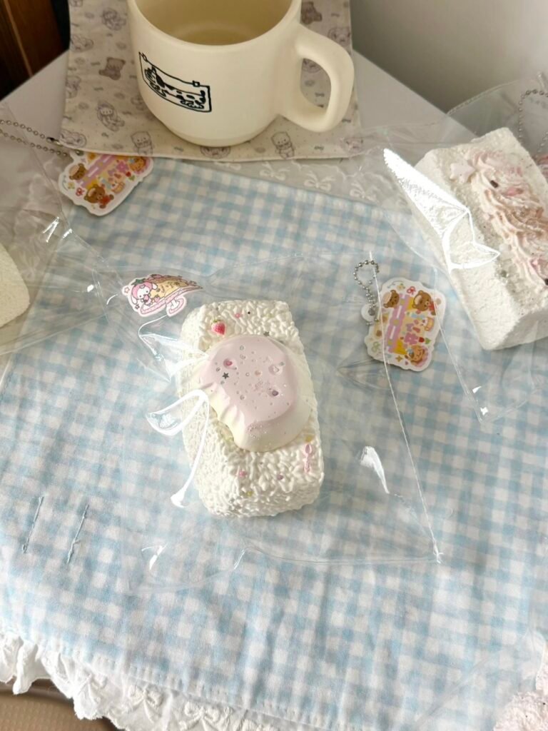 229006 Xiaobing Nie Strawberry Pudding Long Rice Ball / 小饼捏 草莓布丁长饭团