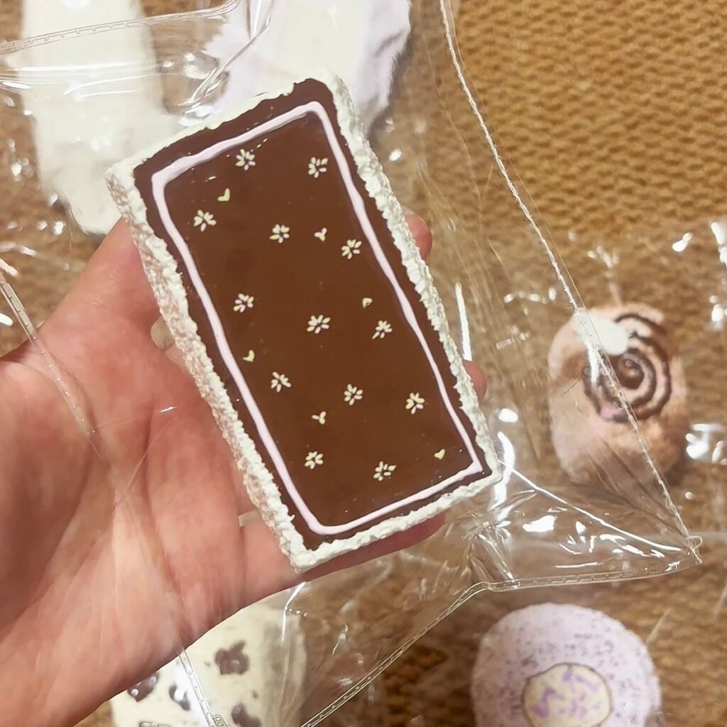 504002 Xiao He Cai Cai Pink Chocolate Floral Long Toast / 小河菜菜 粉巧碎花长吐司
