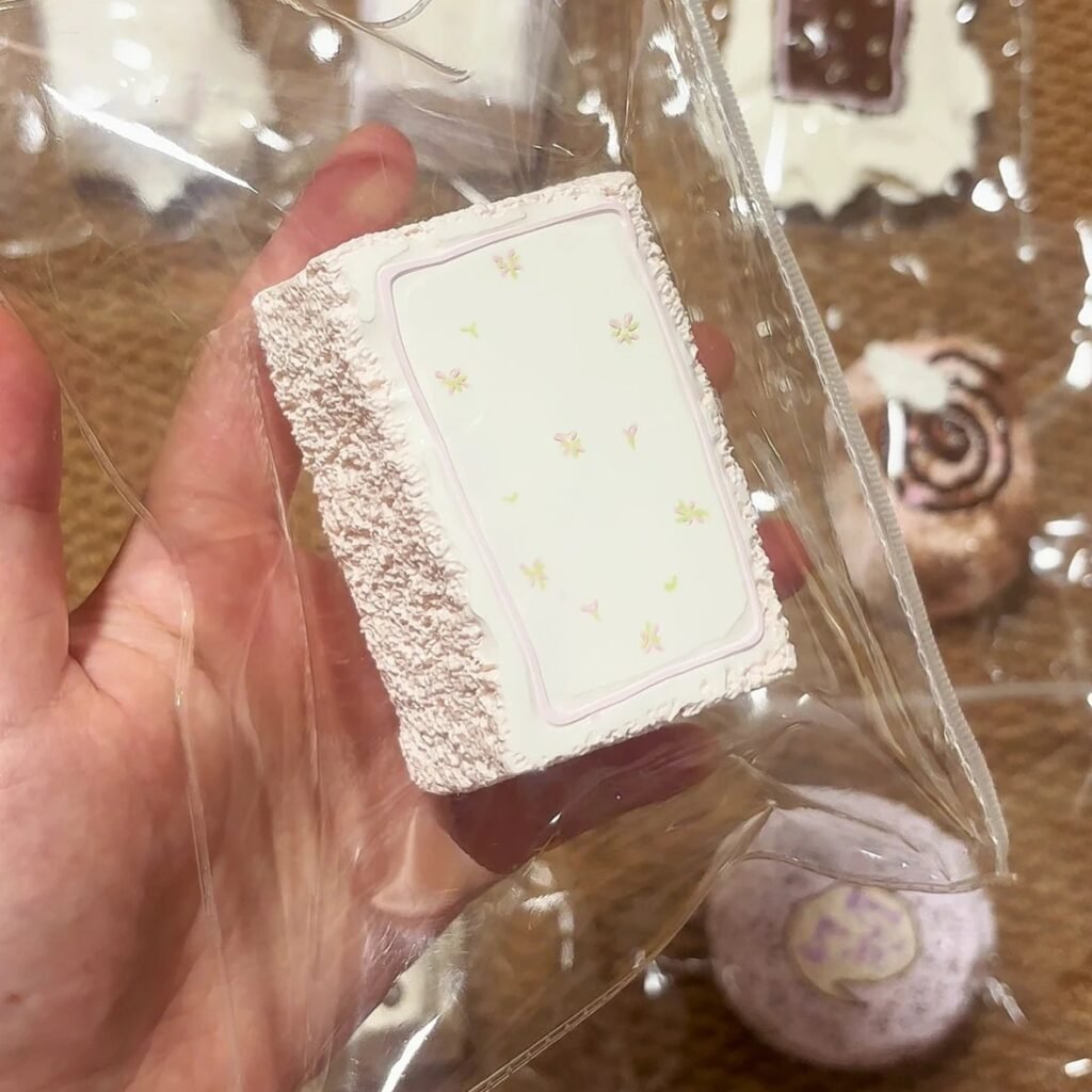 504003 Xiao He Cai Cai White Floral Short Toast / 小河菜菜 白碎花短吐司