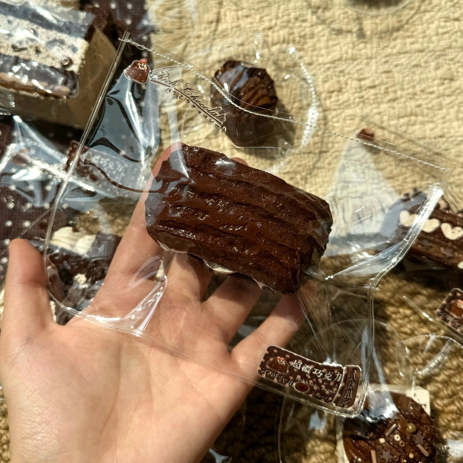 499002 Xiaohong Chocolate Cream Puff (Cream Cheese Clay Texture Series) / 小虹的捏捏小店 巧克力奶油泡芙(干酪泥触感系列)