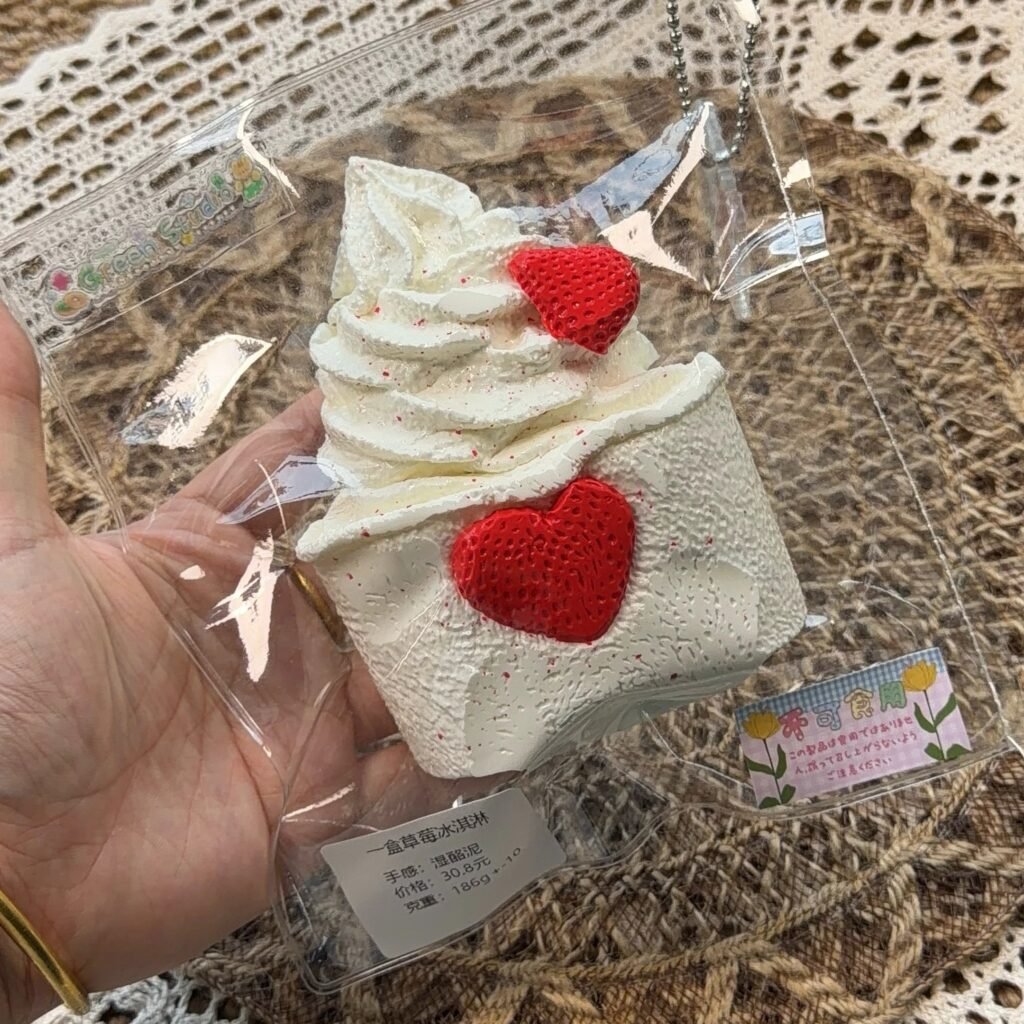 190027 Xiaolv Nian Nian Box of Strawberry Ice Cream (Wet Cheese Clay Texture Series) / 小绿今天捏什么2号店 一盒草莓冰淇淋（湿酪泥触感系列）