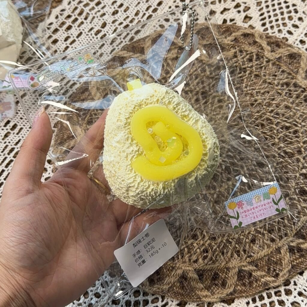 190034 Xiaolv Nian Nian Pear Swiss Roll (Giant Soft Clay Texture Series) / 小绿今天捏什么2号店 梨瑞士卷（巨软泥触感系列）