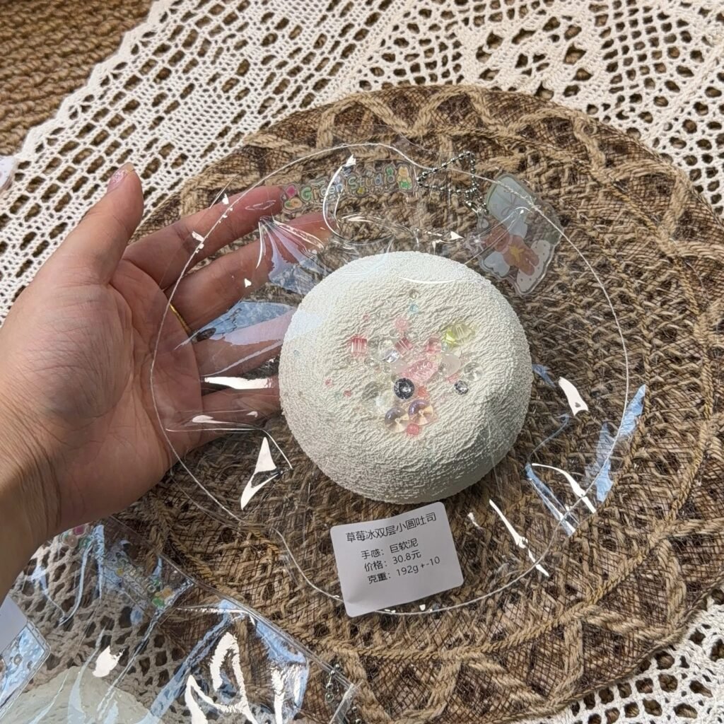 190035 Xiaolv Nian Nian Strawberry Ice Double-Layer Mini Round Toast (Giant Soft Clay Texture Series) / 小绿今天捏什么2号店 草莓冰双层小圆吐司（巨软泥触感系列）