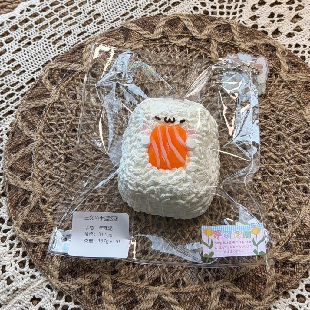 190042 Xiaolv Nian Nian Salmon Handheld Rice Ball (Rice Cake Clay Texture Series) / 小绿今天捏什么2号店 三文鱼手握饭团(年糕泥触感系列)