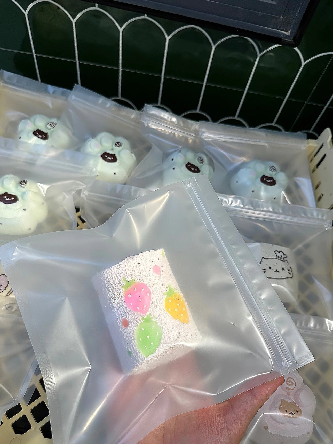 557001 Xiao Ni Squishy Strawberry Pulp Marshmallow / 小泥捏 草莓果肉棉花糖