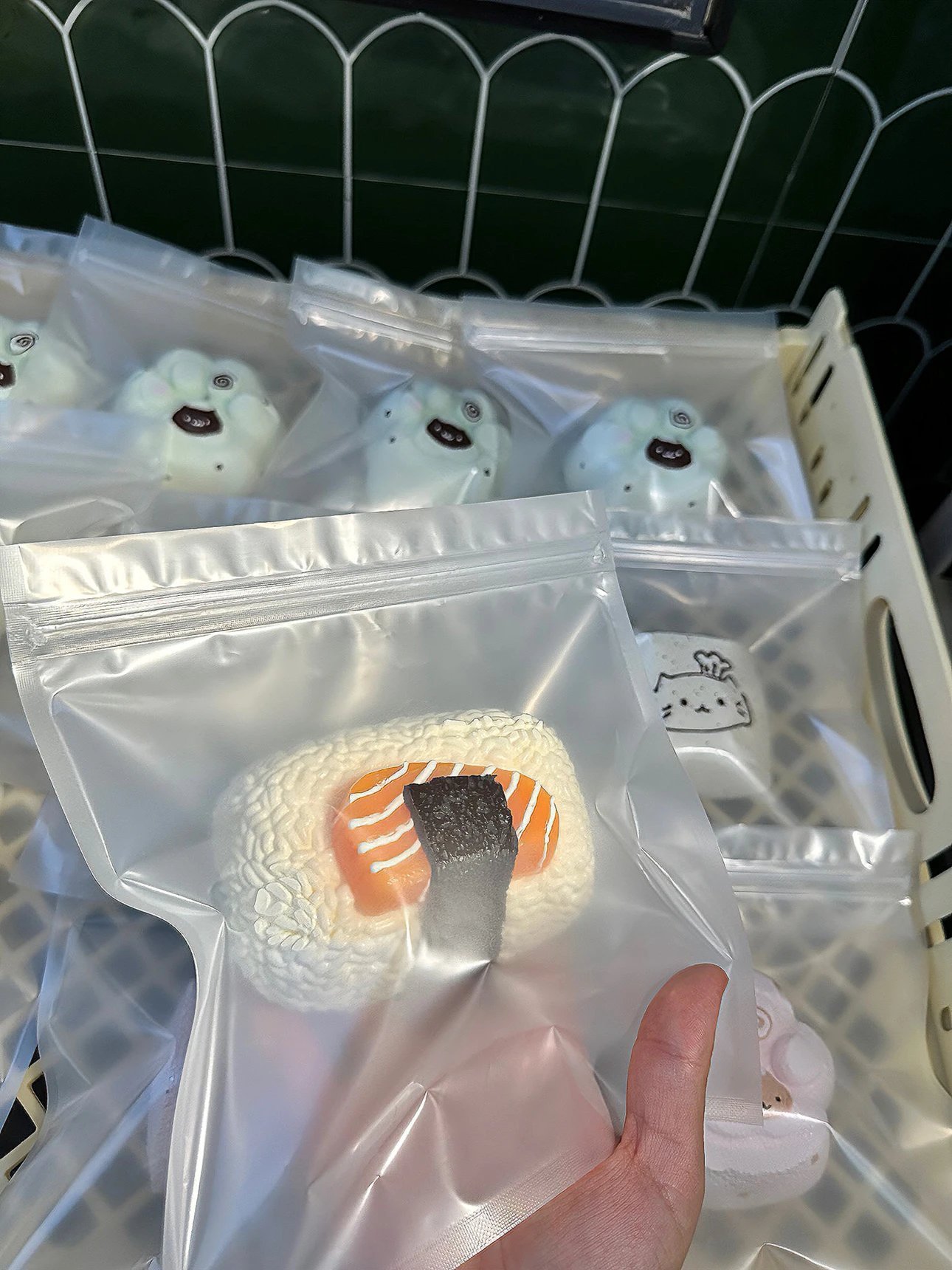 557002 Xiao Ni Squishy Salmon Rice Ball / 小泥捏 三文鱼饭团