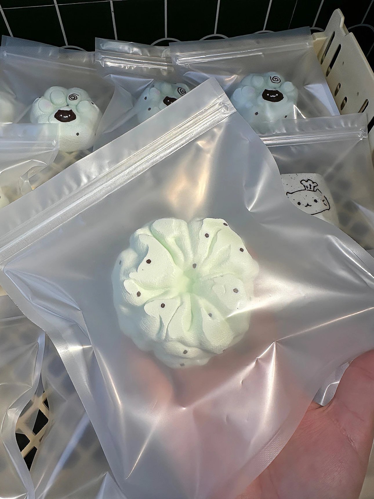557003 Xiao Ni Squishy Mint Chocolate Polka Dot Scrunchie / 小泥捏 薄巧波点发圈