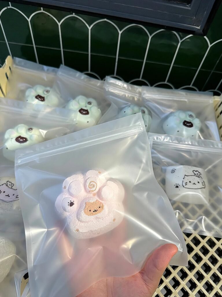 557004 Xiao Ni Squishy Hand-Painted Cat Paw - Mint Chocolate (Moldable Clay Texture Series) / 小泥捏 手绘小猫爪（薄巧）（可塑泥触感系列）