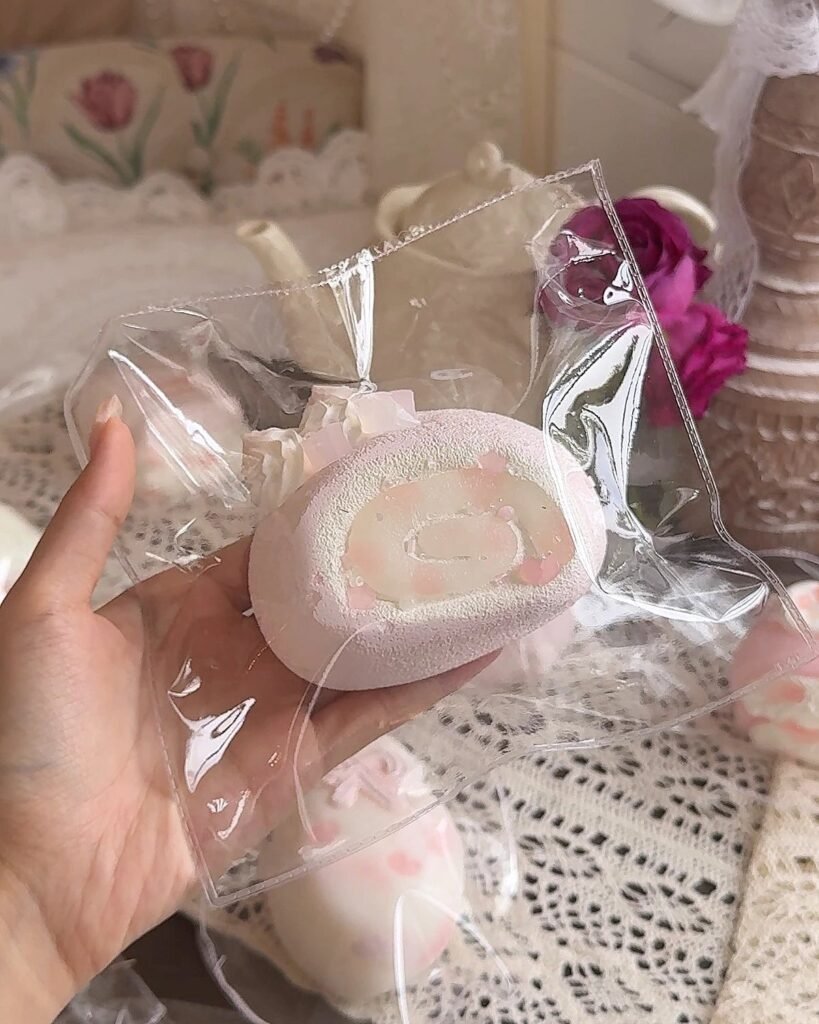 250026 Xiao Yi Diandian Peach Jelly Swiss Roll (Cream Cheese Clay Texture Series) / 小奕点点 桃羹瑞士卷（乳酪泥触感系列）