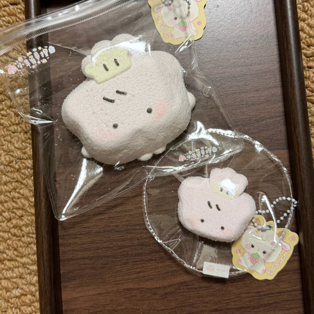551004 Lamb Egg Roll Squishy Flocked Dazed Bread - Cosmetic Defect / 小羊蛋卷捏 裹绒呆呆面包（瑕疵款）