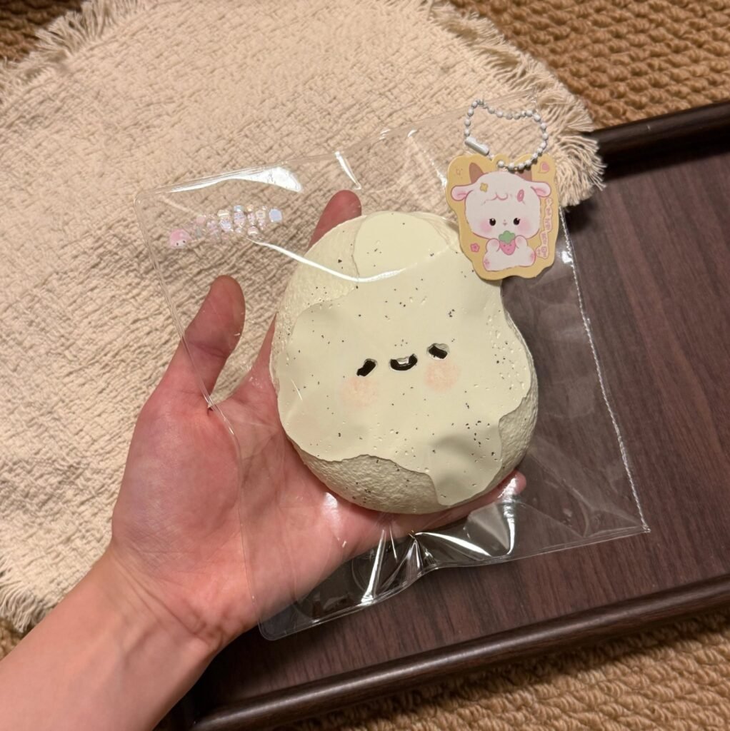 551016 Lamb Egg Roll Squishy Fava Bean / 小羊蛋卷捏 蚕豆