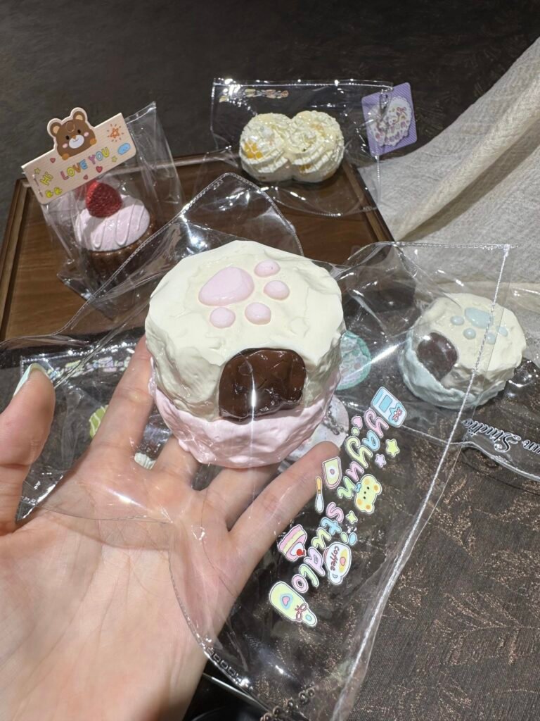 346067 Yayun Squishy Island D2 Strawberry Cat Paw (Dry Crumbly Clay Texture Series) / 雅云萌捏岛 D2 草莓猫爪（干噎泥触感系列）