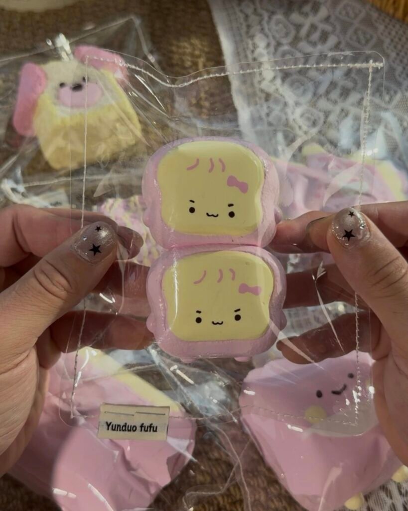 462003 Yunduo Fufu Strawberry Mini Toast Duo / 云朵fufu捏 二连草莓小吐司