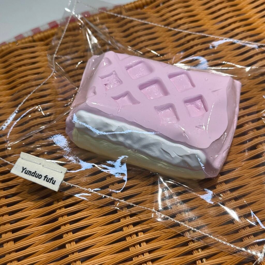 462012 Yunduo Fufu Strawberry Waffle / 云朵fufu捏 草莓华夫