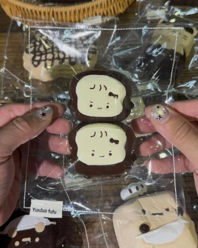 462020 Yunduo Fufu Chocolate Mini Toast Duo / 云朵fufu捏 二连巧克力小吐司