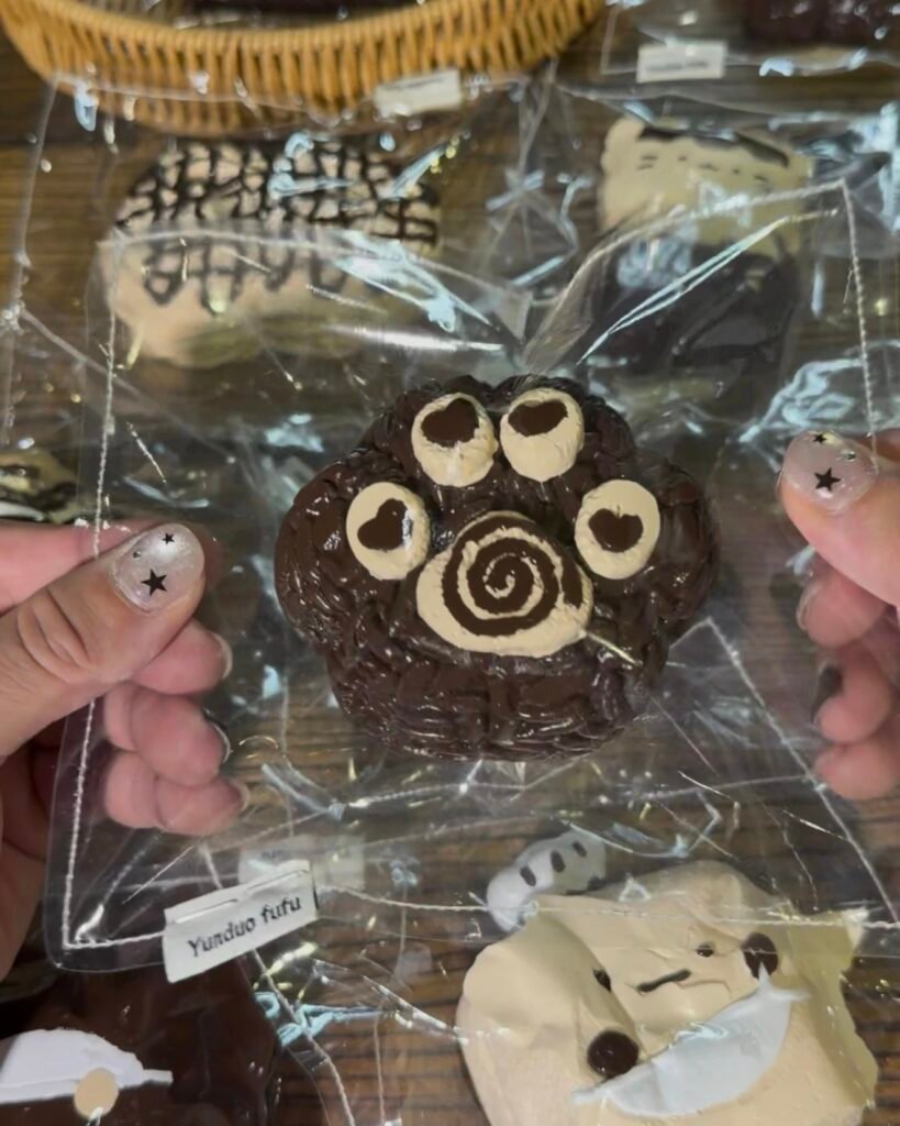 462032 Yunduo Fufu Swirl Chocolate Cat Paw / 云朵fufu捏 卷卷巧克力猫爪