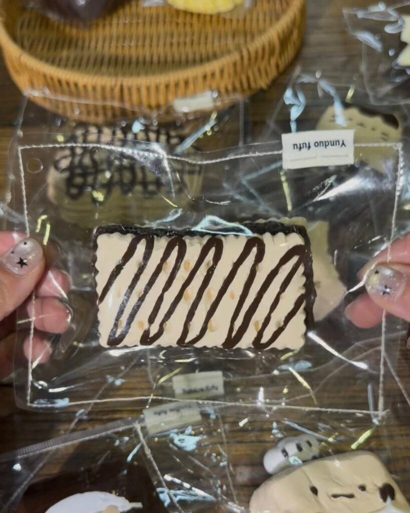 462034 Yunduo Fufu Chocolate Sandwich Cookie / 云朵fufu捏 巧克力夹心饼干