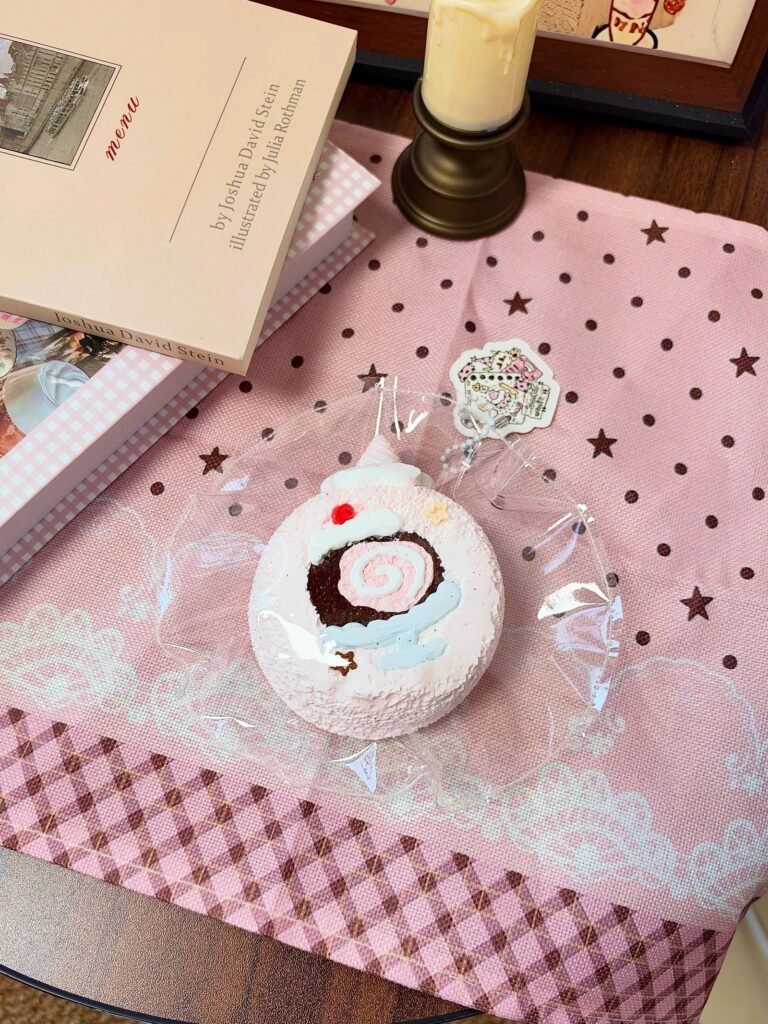 220061 Yi Q Jiang Swiss Roll Round Toast (Clay Texture Series) / 壹Q酱 瑞士卷圆吐司(粘土泥触感系列)