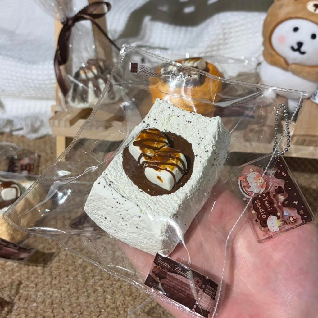 186037 Yumi Nian Nian Charcoal Marshmallow Short Toast (Light Cream Texture Series) / Yumi捏捏 炭烧棉花糖短吐司(轻奶油触感系列)
